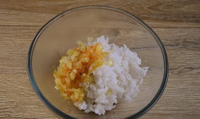 Тефтели с рисом в сметанном и томатном соусе в духовке