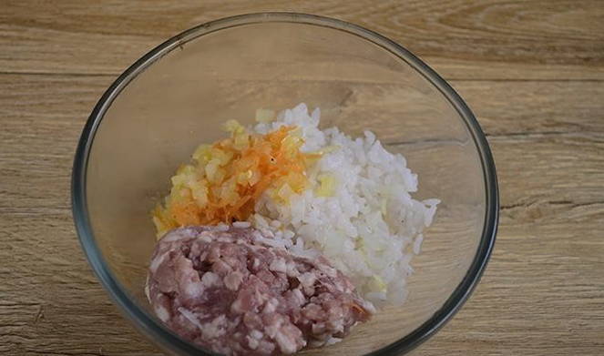 Тефтели с рисом в сметанном и томатном соусе в духовке