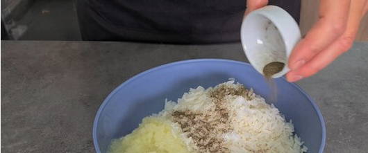 Тефтели с рисом и подливкой из томатной пасты в кастрюле