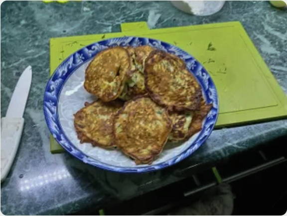 Оладьи из кабачков с чесноком и зеленью на сковороде