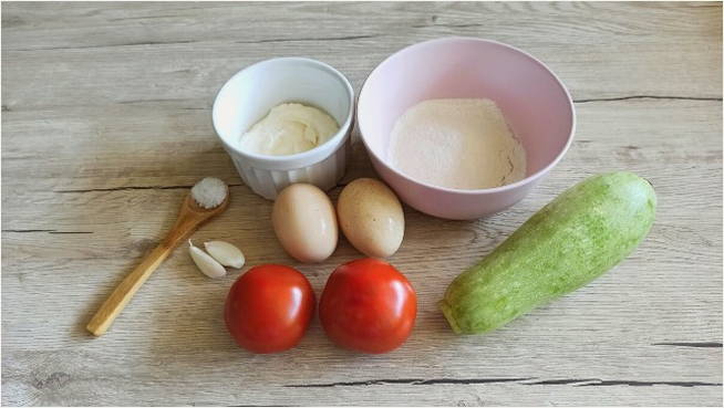 Жареные кабачки кружочками с чесноком, майонезом и помидорами на сковороде
