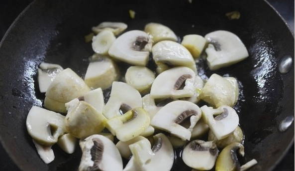 Тушеные кабачки с грибами на сковороде