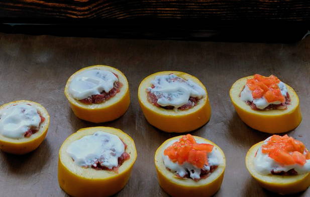 Кабачки кружочками с фаршем, сыром и помидорами в духовке
