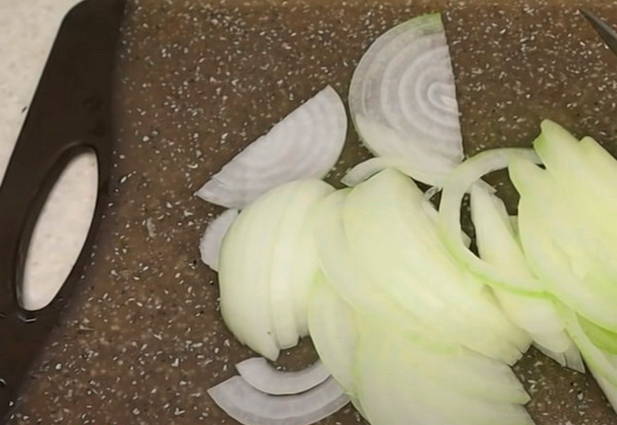 Салат из огурцов с луком без стерилизации на зиму