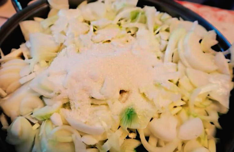 Салат из огурцов «Нежинский» с луком на зиму