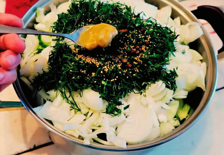 Салат из огурцов «Нежинский» с луком на зиму