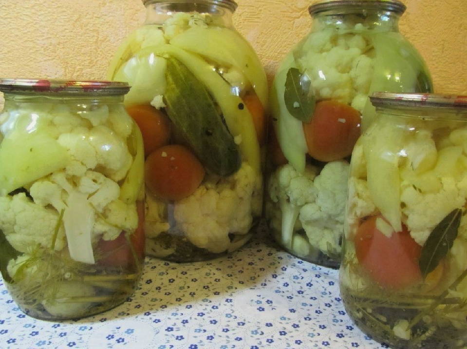 Овощной салат Ассорти с цветной капустой на зиму