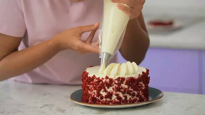 Торт Красный бархат с клубникой и кремом чиз