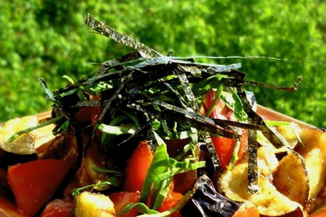 Теплый салат с баклажанами и помидорами в сладком соусе