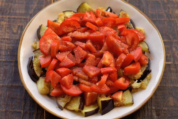 Салат с жареными баклажанами, помидорами и сыром фета