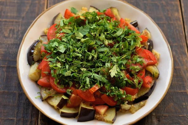 Салат с жареными баклажанами, помидорами и сыром фета