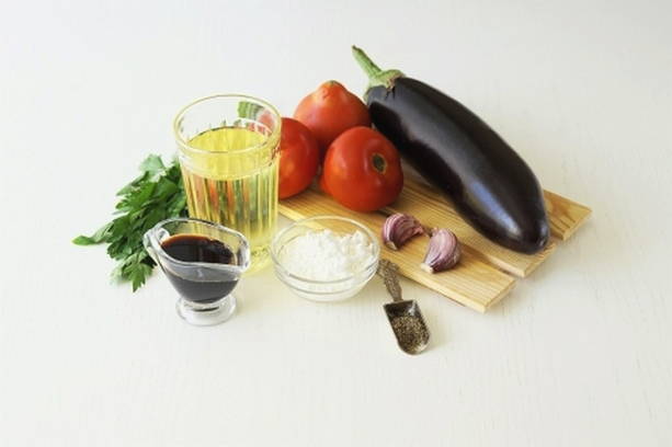 Салат с баклажанами, помидорами и кинзой