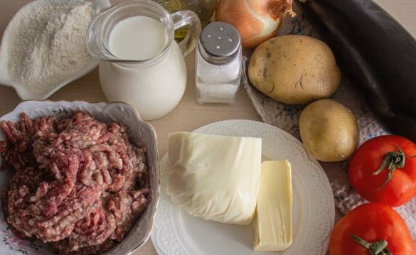 Мусака с баклажанами, фаршем, картофелем, помидорами и сыром