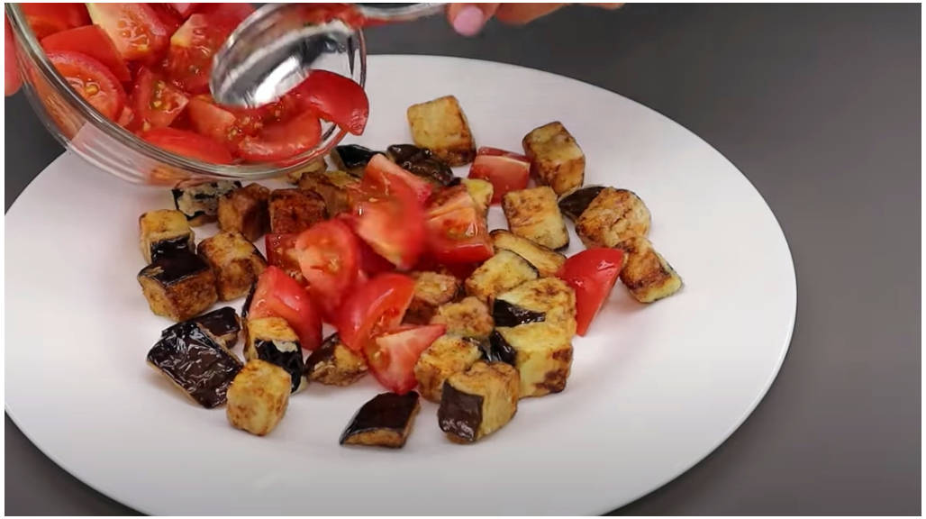 Салат с жареными в крахмале баклажанами, помидорами и творожным сыром