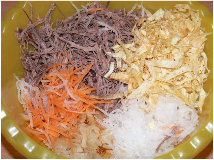 Салат из редьки с мясом, жаренным с луком и морковью