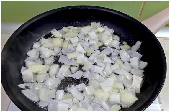 Баклажаны со сметаной и чесноком на сковороде