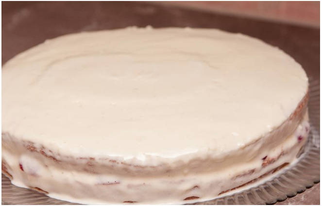 Бисквитный торт с клубникой и сметанным кремом