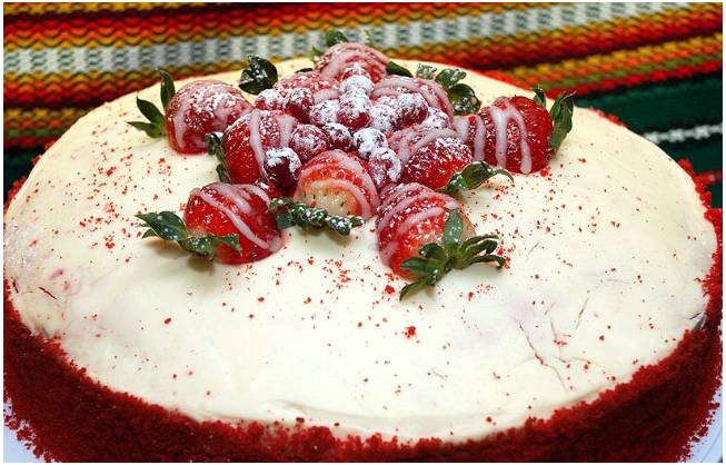 Торт «Красный бархат» с клубникой