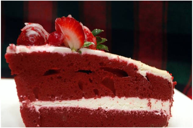 Торт «Красный бархат» с клубникой