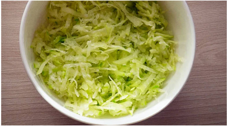 Салат из зеленой редьки с огурцом