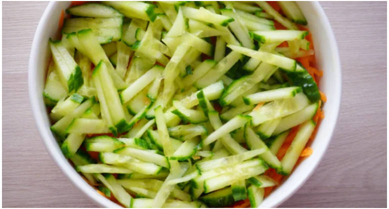 Салат из зеленой редьки с огурцом