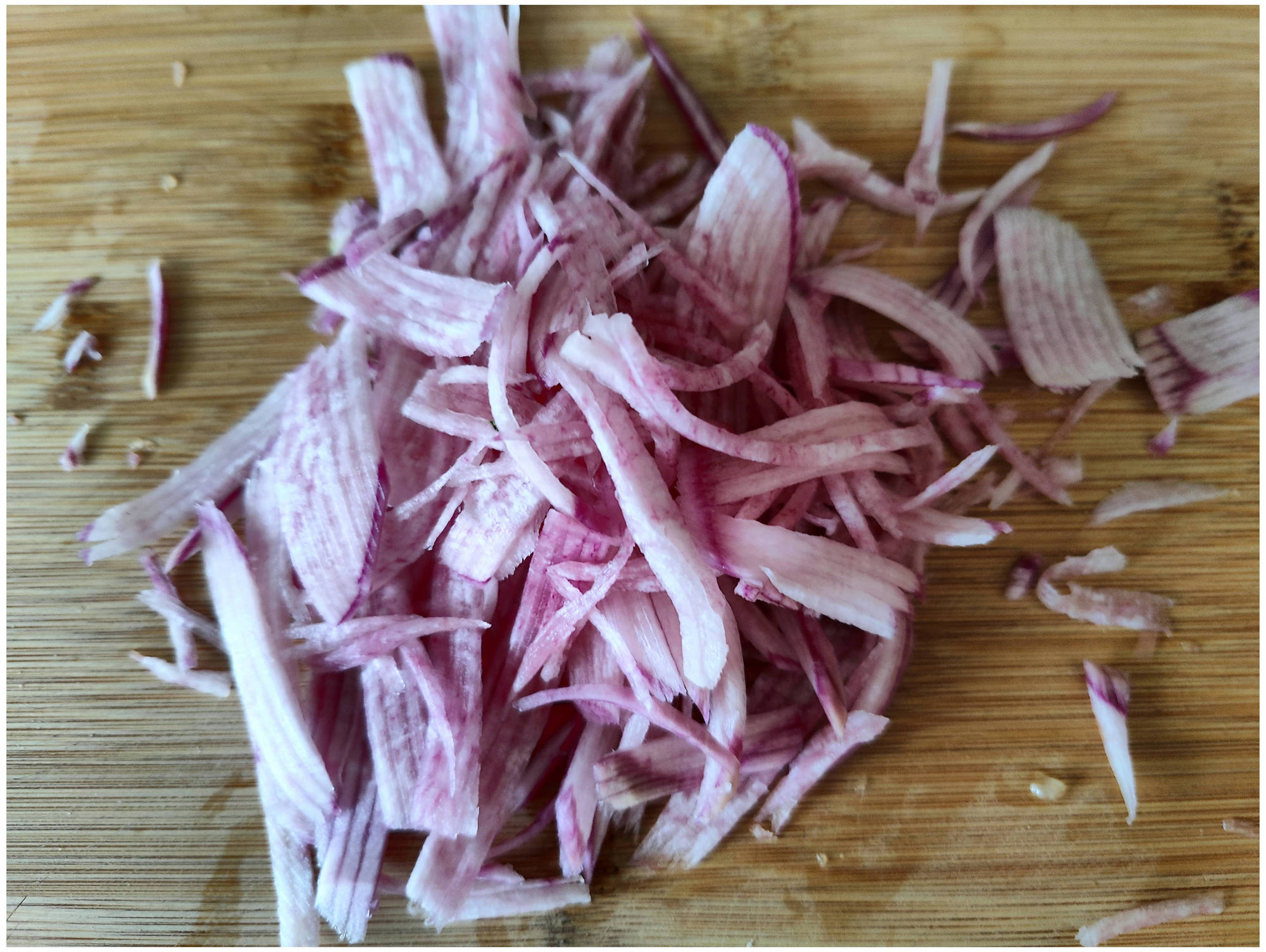 Салат из розовой редьки