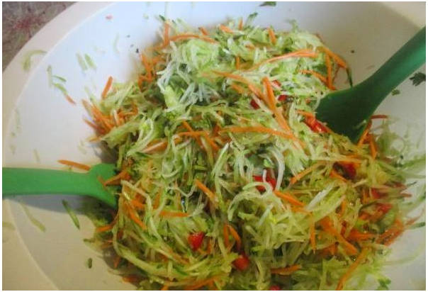 Салат из зеленой редьки с морковью и огурцом