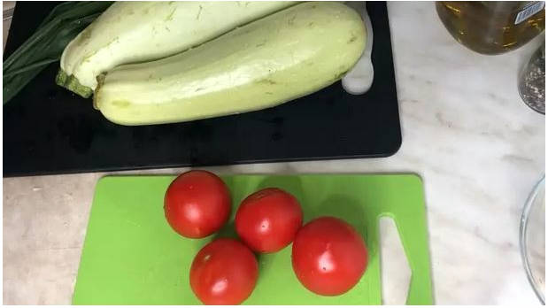 Кабачки кружочками с сыром и помидорами в духовке