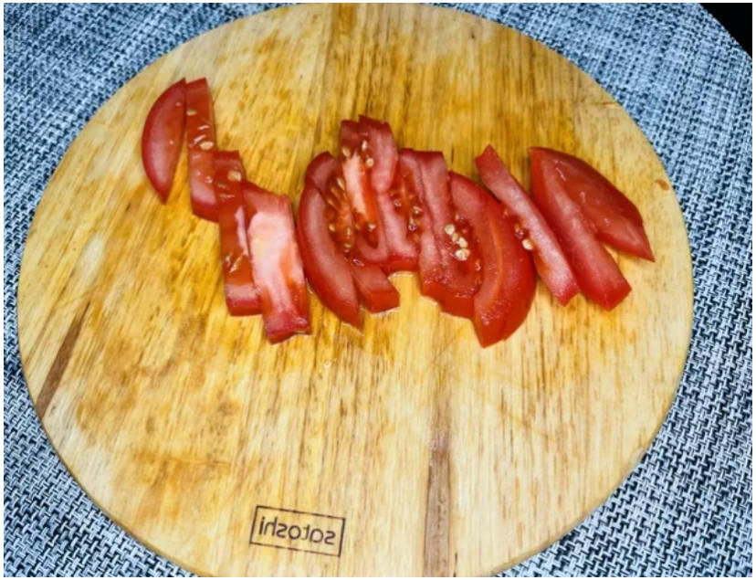 Рулетики из кабачков с помидорами, сыром и чесноком на сковороде