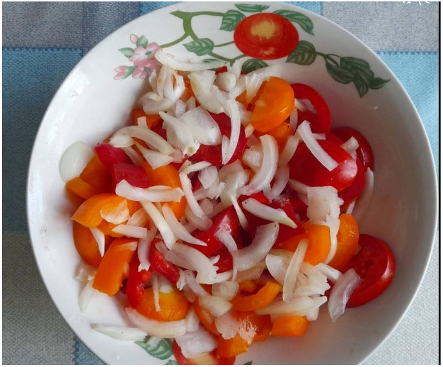 Салат с жареными баклажанами, помидорами и сыром