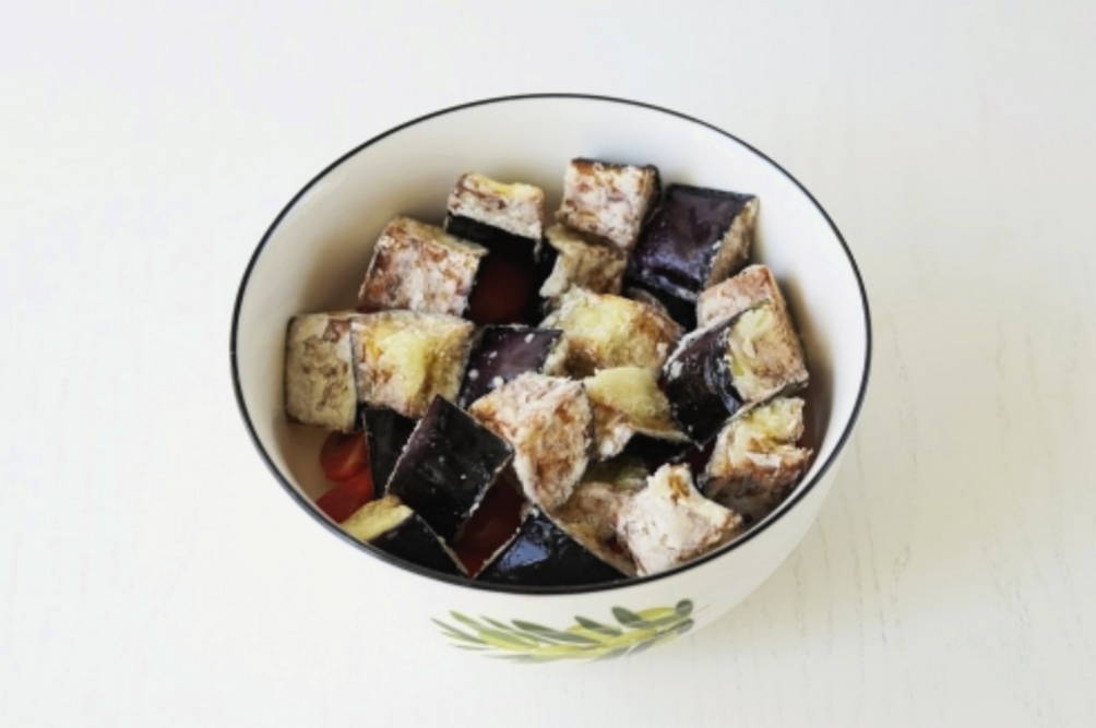 Салат с жареными баклажанами, помидорами, чесноком и кинзой