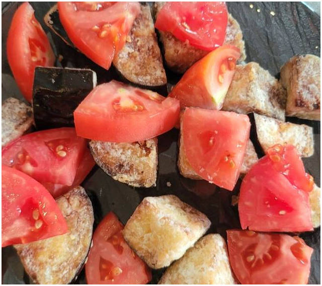 Салат с жареными баклажанами в крахмале с помидорами