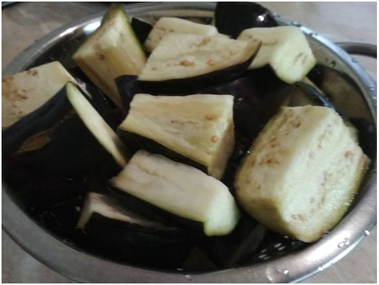 Быстрые соленые баклажаны с чесноком и зеленью под гнетом