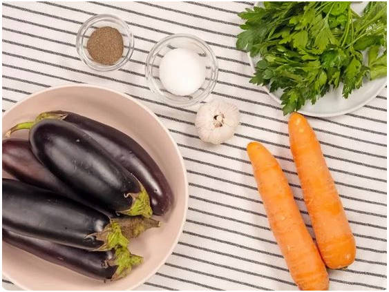 Соленые баклажаны с морковью и чесноком под гнетом