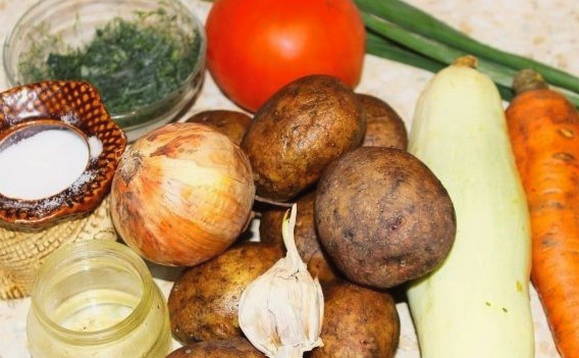 Тушеные кабачки с овощами и картофелем