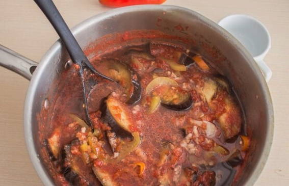 Баклажаны «Тещин язык» с чесноком, помидорами и перцем на зиму