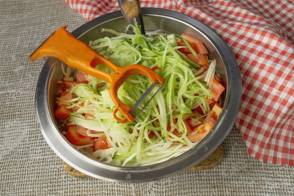 Салат «Генеральский» из овощей с капустой на зиму