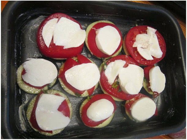 Запеченные баклажаны и кабачки с помидорами, сыром и чесноком в духовке