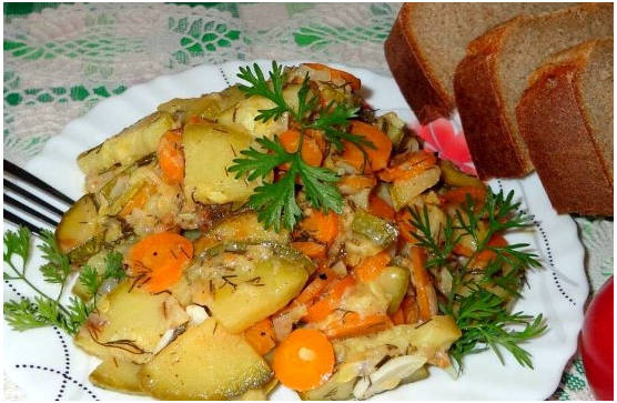 Тушеные кабачки с овощами в сметане на сковороде