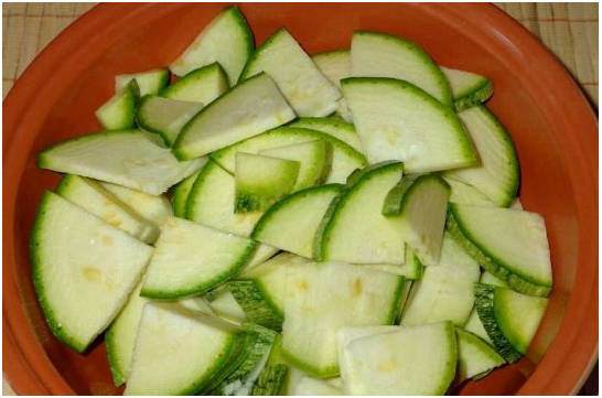 Тушеные кабачки с овощами в сметане на сковороде
