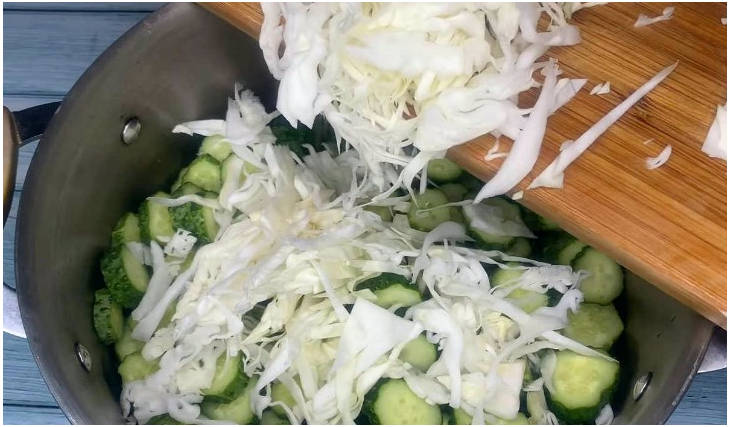 Салат «Генеральский» из овощей с капустой и огурцами на зиму