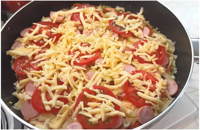 Пицца из кабачков с колбасой, сыром и помидорами на сковороде