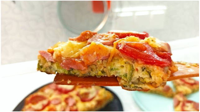 Пицца из кабачков с колбасой, сыром и помидорами на сковороде