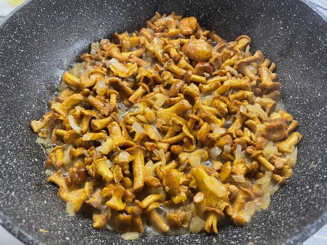 Жареные лисички в сметане с картошкой и луком на сковороде