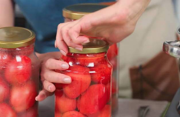 Классические маринованные помидоры в литровых банках с уксусом без стерилизации на зиму