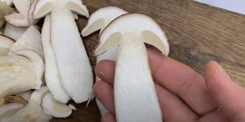Сушеные белые грибы в духовке