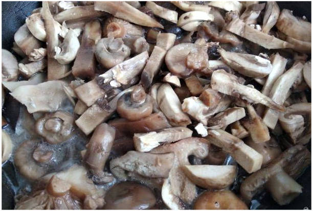 Жареные грибы с луком на сковороде
