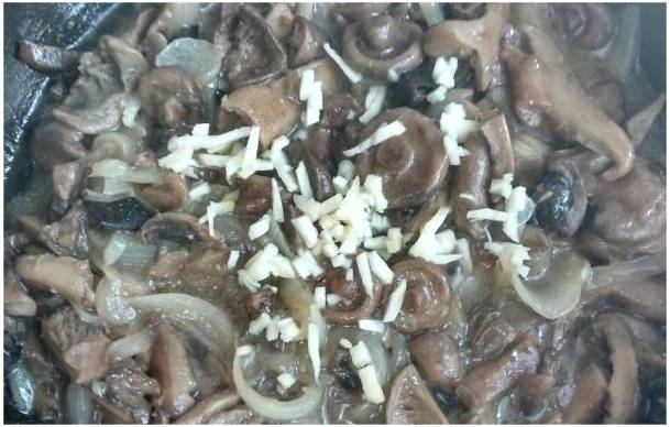 Жареные грибы с луком на сковороде