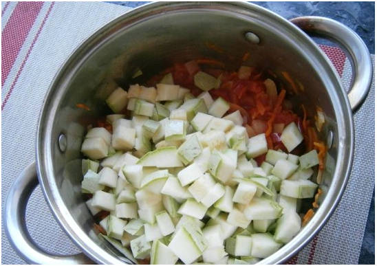Салат из кабачков с помидорами и перцем «Пальчики оближешь» на зиму