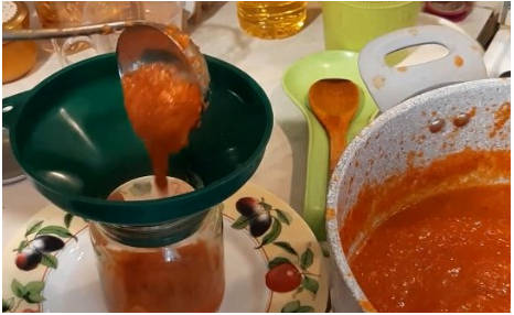 Пикантная аджика из кабачков с томатной пастой «Пальчики оближешь» на зиму